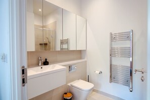 Dusche, kostenlose Toilettenartikel, Haartrockner, Handtücher
