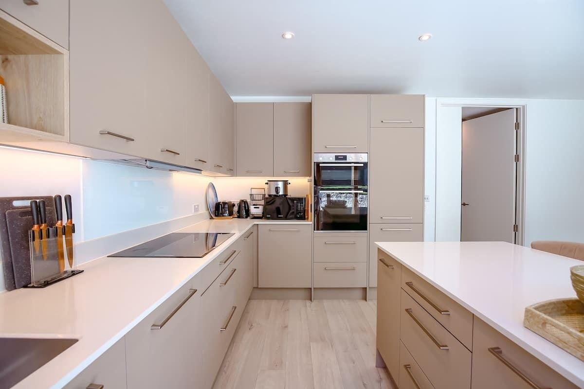 冰箱、微波炉、烤箱、炉灶