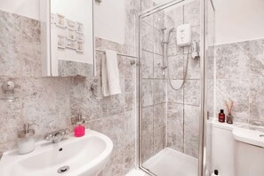 Dusche, Haartrockner, Handtücher, Seife
