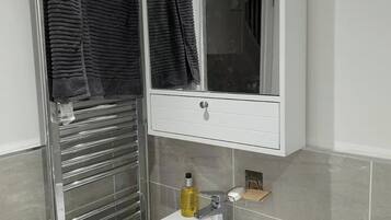 Room, 1 Bedroom | Bathroom