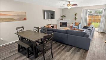 Een televisie en een open haard