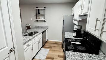 Geladeira, micro-ondas, fogão, cooktop