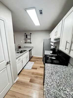 ثلاجة، ميكروويف، فرن، موقد طهي مسطح