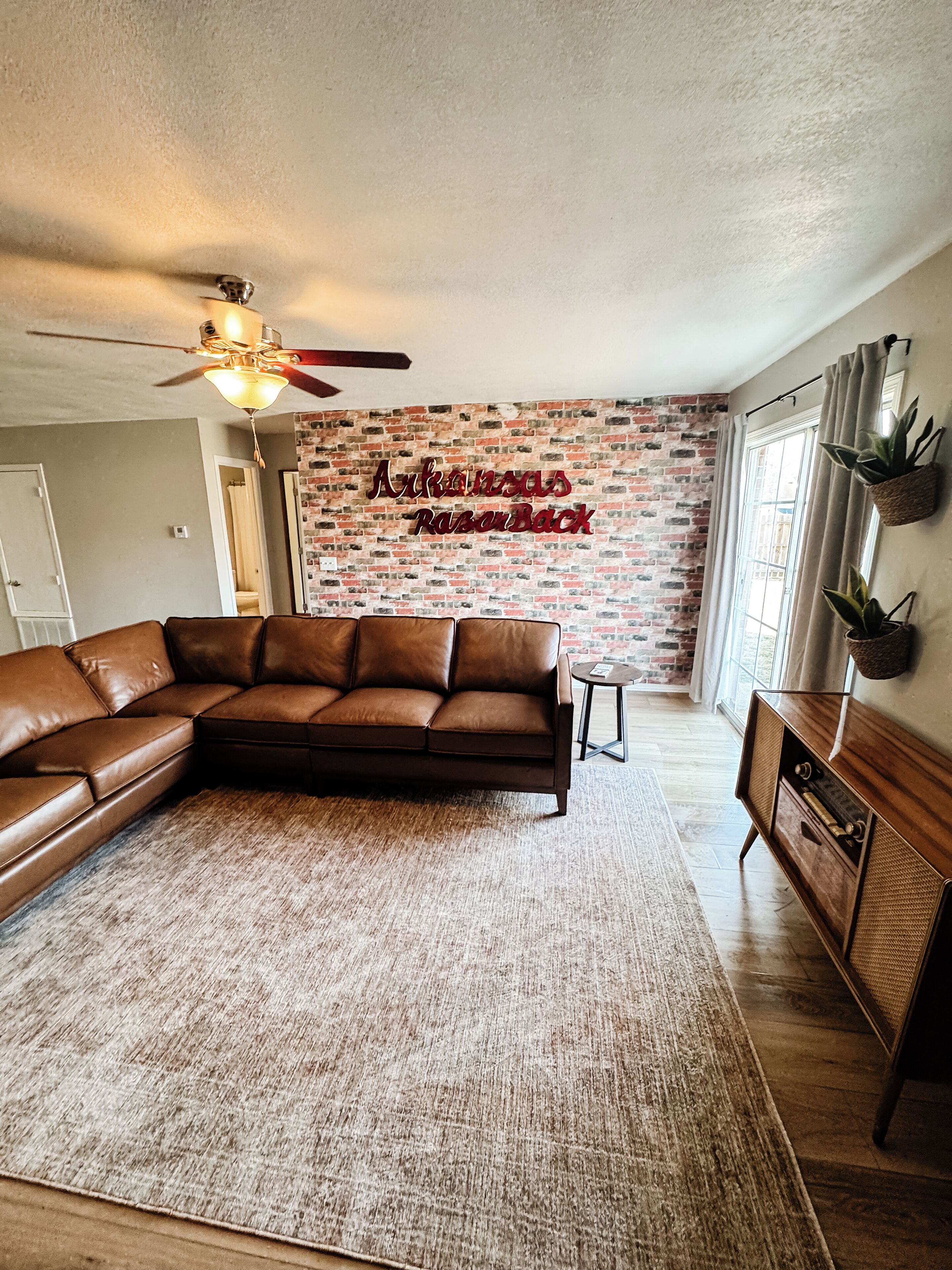 Een televisie, een open haard en boeken