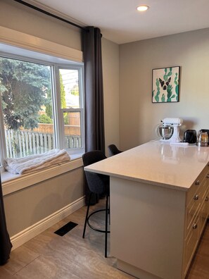 Interior - 🏡 Cozy 2-Bedroom Home Near Ottawa Street Cafés & Riverside – Short-Term Stay (Windsor)