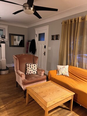 Smart TV, books, printers - 🏡 Cozy 2-Bedroom Home Near Ottawa Street Cafés & Riverside – Short-Term Stay (Windsor)