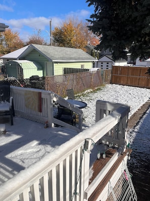 Property grounds - 🏡 Cozy 2-Bedroom Home Near Ottawa Street Cafés & Riverside – Short-Term Stay (Windsor)