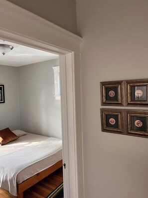 2 bedrooms, desk, free WiFi, bed sheets - 🏡 Cozy 2-Bedroom Home Near Ottawa Street Cafés & Riverside – Short-Term Stay (Windsor)