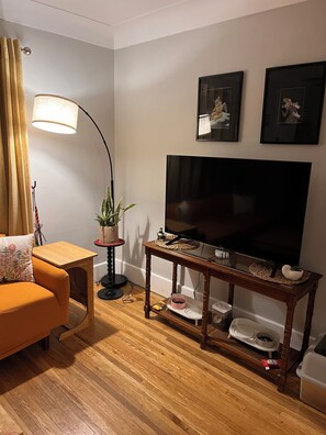 Smart TV, books, printers - 🏡 Cozy 2-Bedroom Home Near Ottawa Street Cafés & Riverside – Short-Term Stay (Windsor)