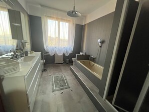 Shower, hair dryer, bidet, towels - Belvedere House – Stunning Apartment in the Heart of Peccioli (Peccioli)