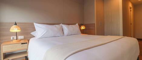 2 bedrooms, desk, iron/ironing board, WiFi