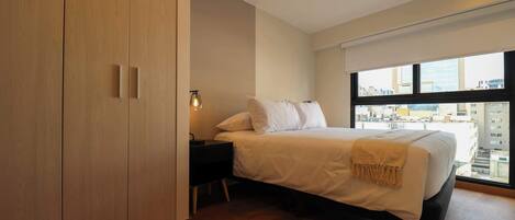 2 dormitorios, escritorio, tabla de planchar con plancha y wifi