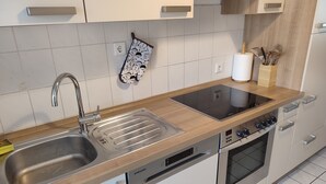 電子レンジ、オーブン、コンロ、食器洗い機