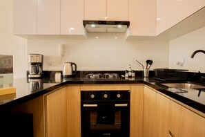 Fridge, microwave, oven, stovetop - w* | Enchanting 1BR w/ Balcony in Barranco (Barranco)