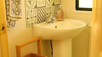 Dusche, Haartrockner, HandtĂŒcher, Seife