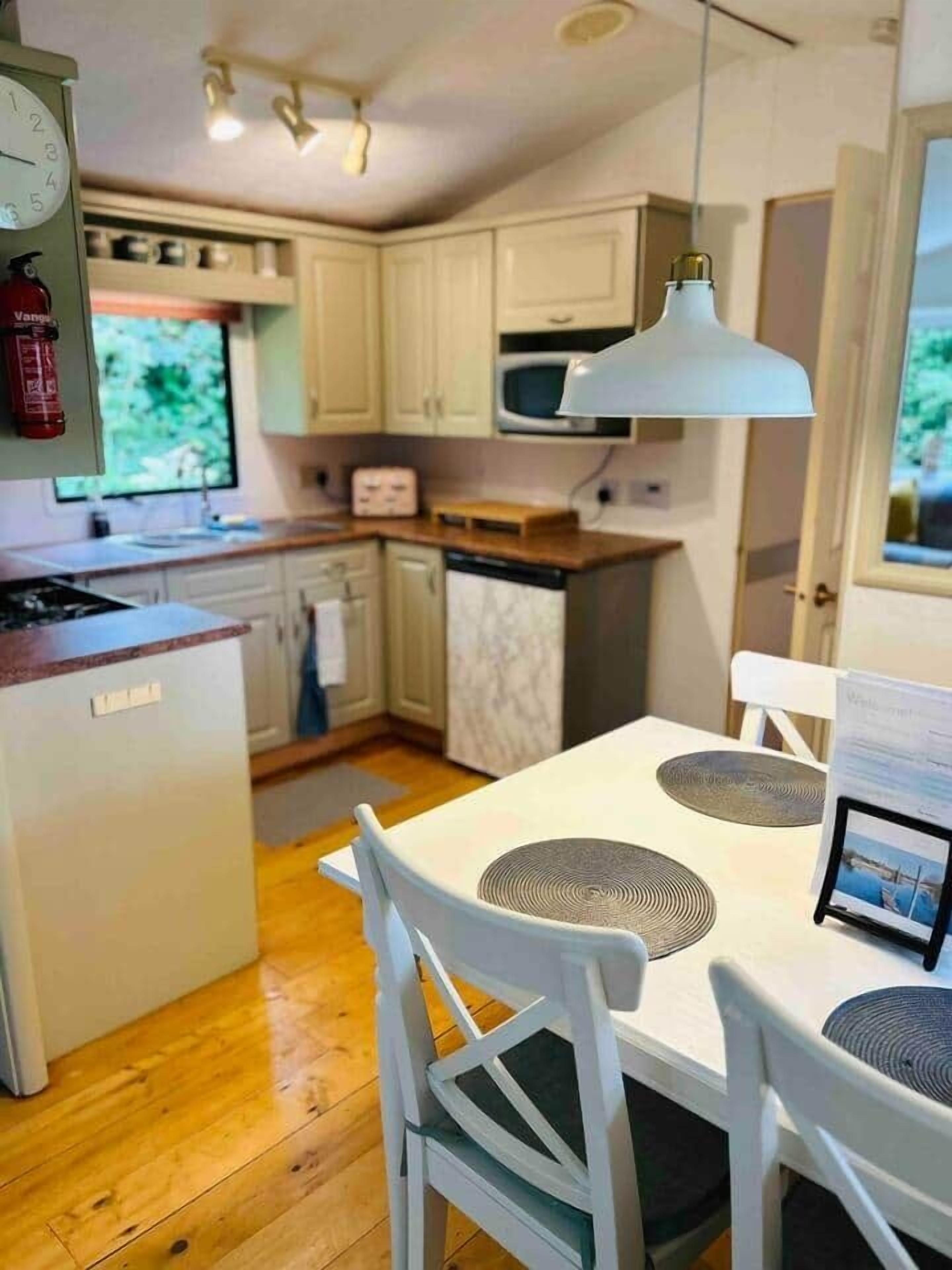 ثلاجة، ميكروويف، فرن، موقد طهي مسطح