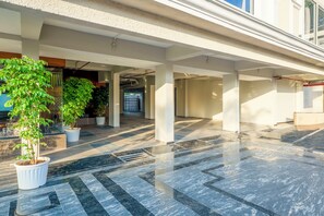 Free self-parking - Treebo Premium Nagpur Automotive Square (Nagpur)