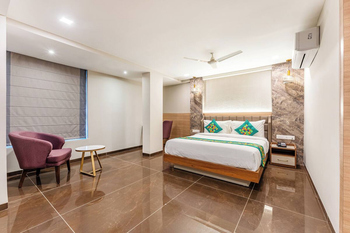 Premium Room with Living Area | Iron/ironing board