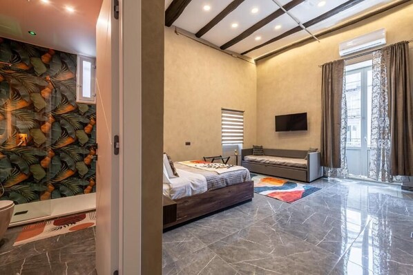 Habitación cuádruple clásica, balcón, vista a la ciudad | Wifi gratis 