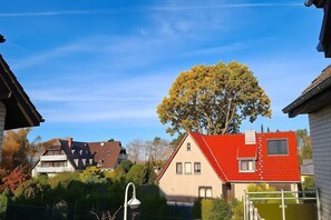 A residential area with houses, a tree, and a street lamp. - DEICHBLICK Vacation Apartment, 200 meters from the beach in Zingst Darß - DEICHBLICK Apartment (Zingst)