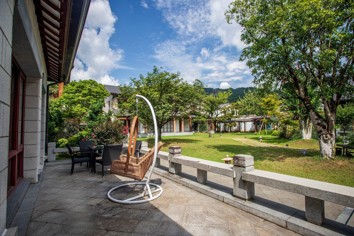 Quarto casal romântico, vista para o pátio | Roupas de cama premium, edredons de pluma, individualmente decorados