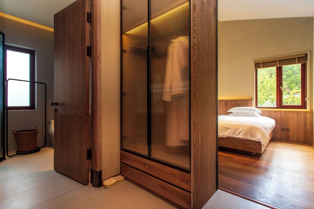 Quarto casal ou duplo design, vista para o pátio | Roupas de cama premium, edredons de pluma, individualmente decorados