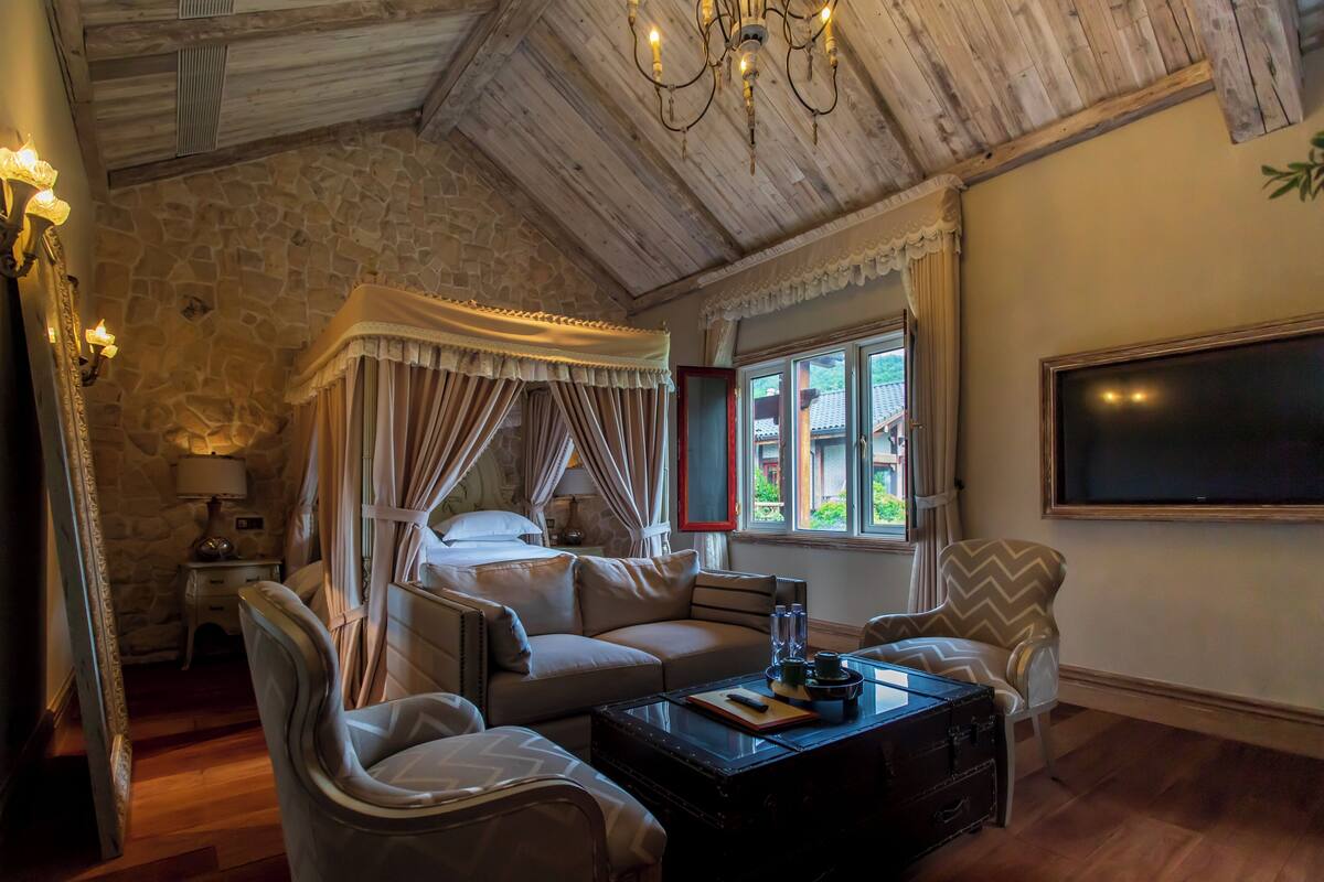 Quarto casal superluxo, vista para o pátio | Roupas de cama premium, edredons de pluma, individualmente decorados