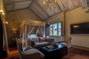 Habitación doble de lujo, vista al patio | Ropa de cama de alta calidad, edredón y decoración personalizada 
