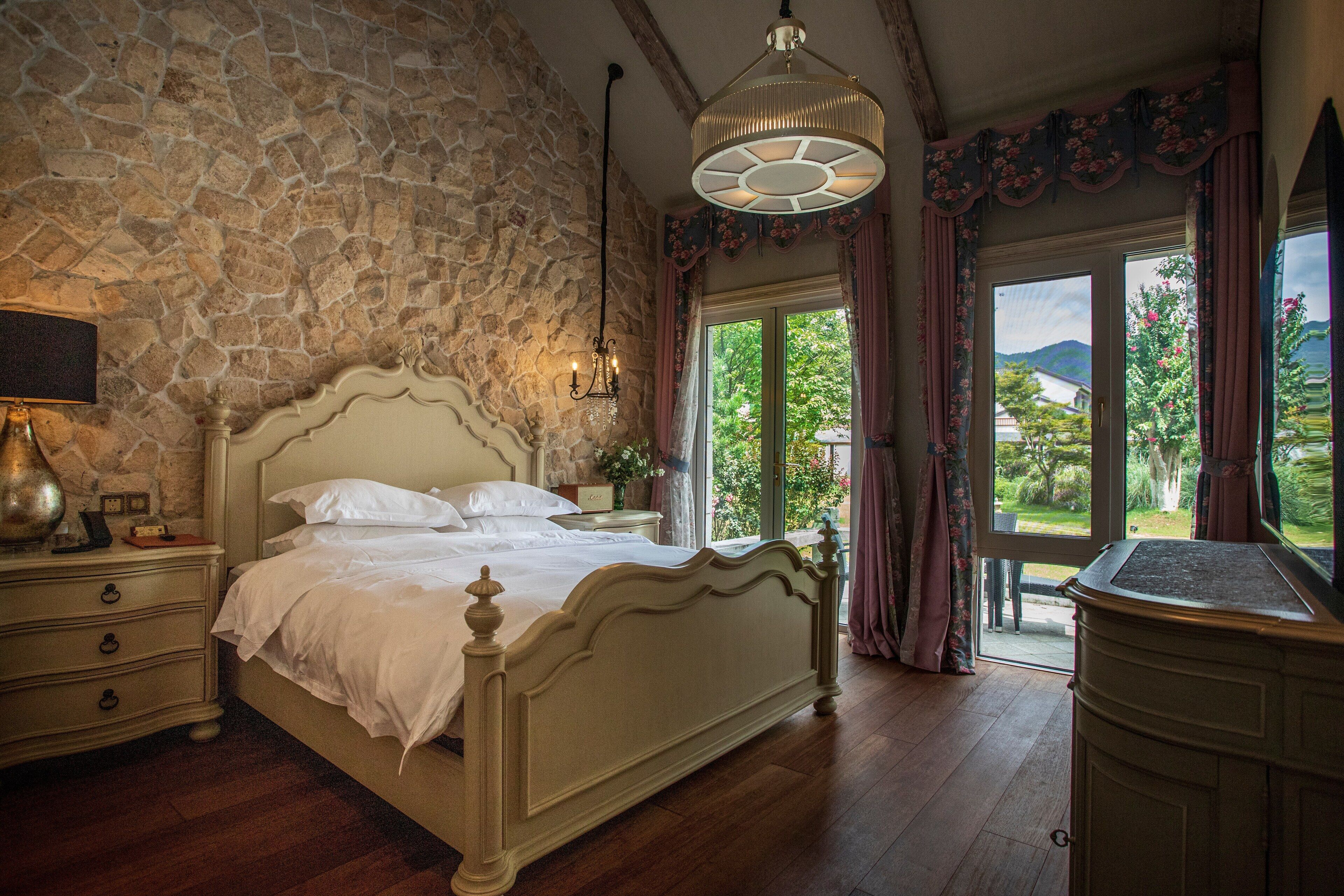 Chambre Double Romantique, vue cour intérieure | Literie de qualité supérieure, couette en duvet d'oie