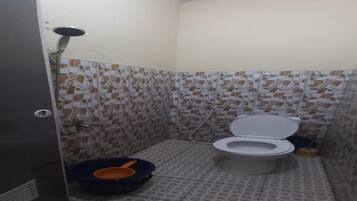 Kamar Double Deluks | Kamar mandi | Shower dan handuk