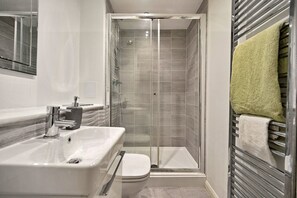 Een douche, een haardroger, handdoeken