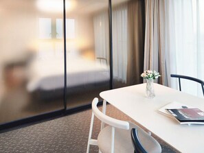 A hotel room with a white table, a vase with flowers, and a chair. - Sota Suite Yangyang Granbay (Yangyang)