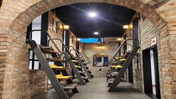 Una escalera en un pasillo de paredes de ladrillo con diseño moderno, que conduce a un nivel superior.