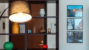 Une étagère avec des objets décoratifs et une lampe.