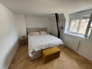 2 عدّة غرف نوم ومكواة/لوح كي وخدمة الإنترنت وملاءات أسرّة