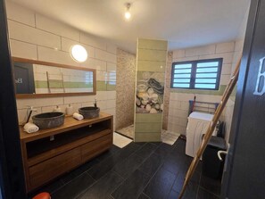 Douche, sèche-cheveux, serviettes fournies, savon