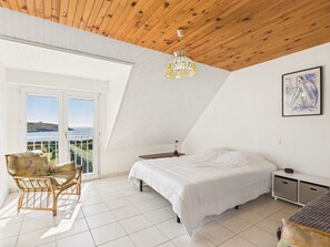 4 bedrooms, iron/ironing board, free WiFi - Facing the Sea – House for 8 with Garden (Arzon)