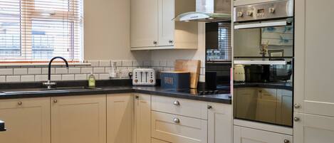 ثلاجة، ميكروويف، فرن، غسالة أطباق