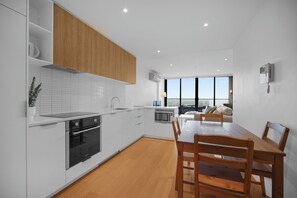 ثلاجة، فرن، موقد طهي مسطح، غسالة أطباق