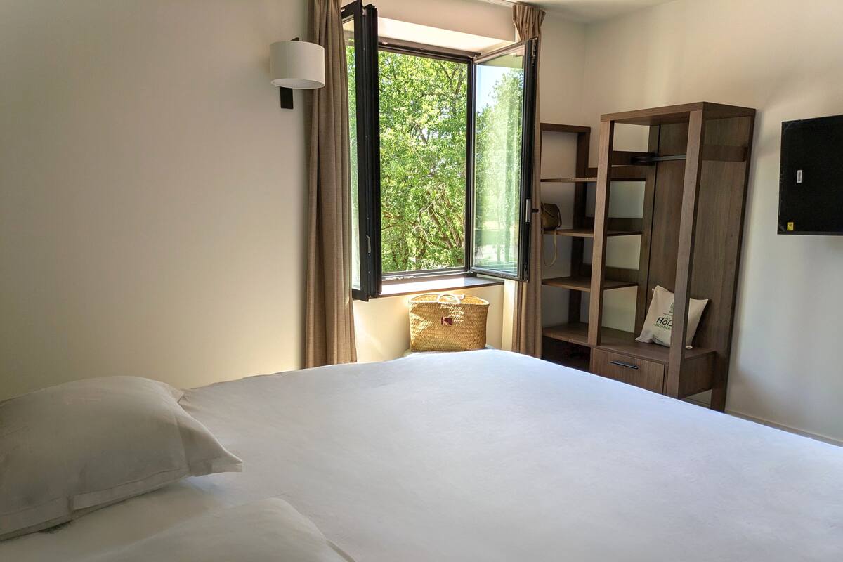 Deluxe Double Room | Pillowtop beds, soundproofing, cribs (free), WiFi (free)