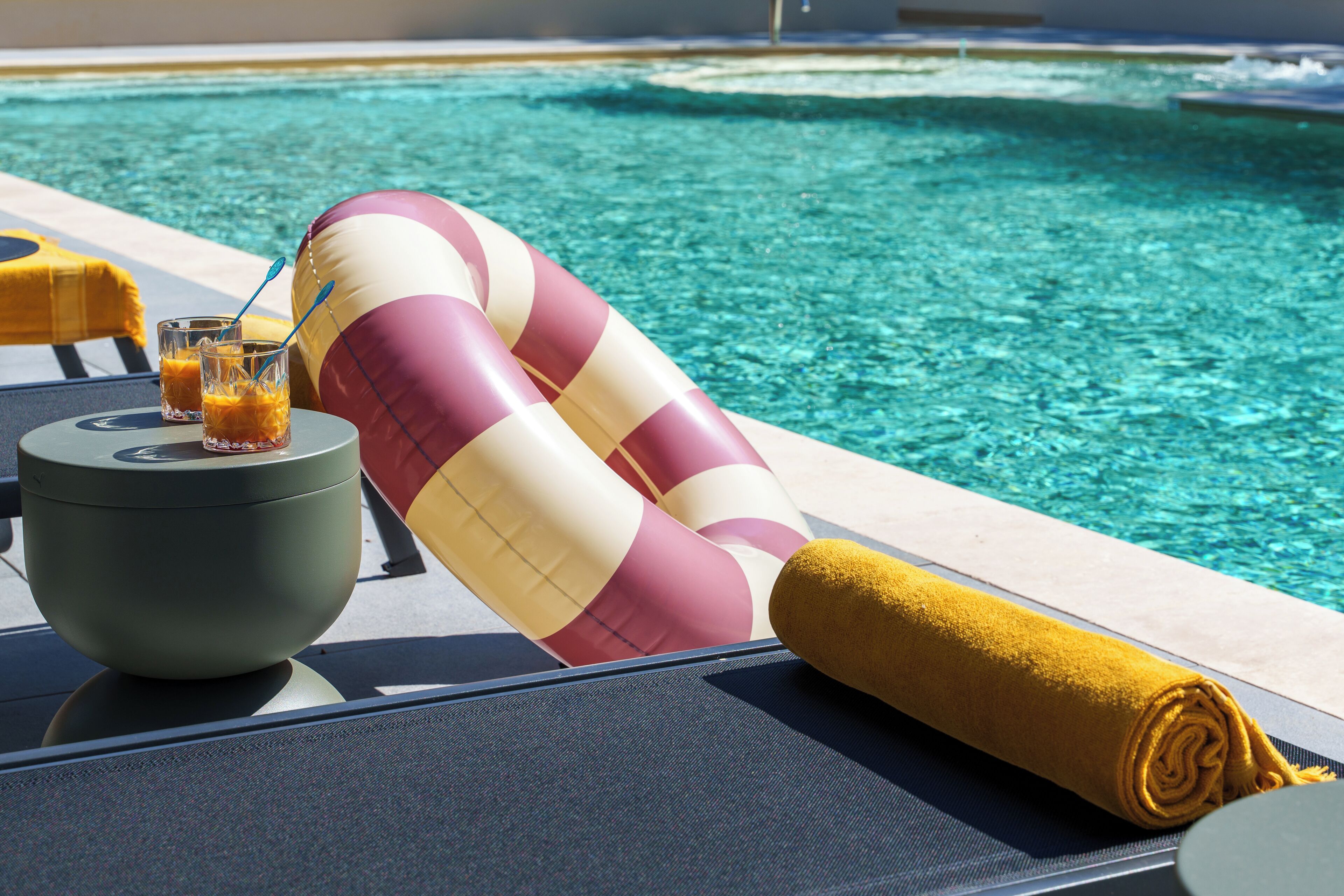 Außenpool (je nach Saison geöffnet), Sonnenschirme, Liegestühle