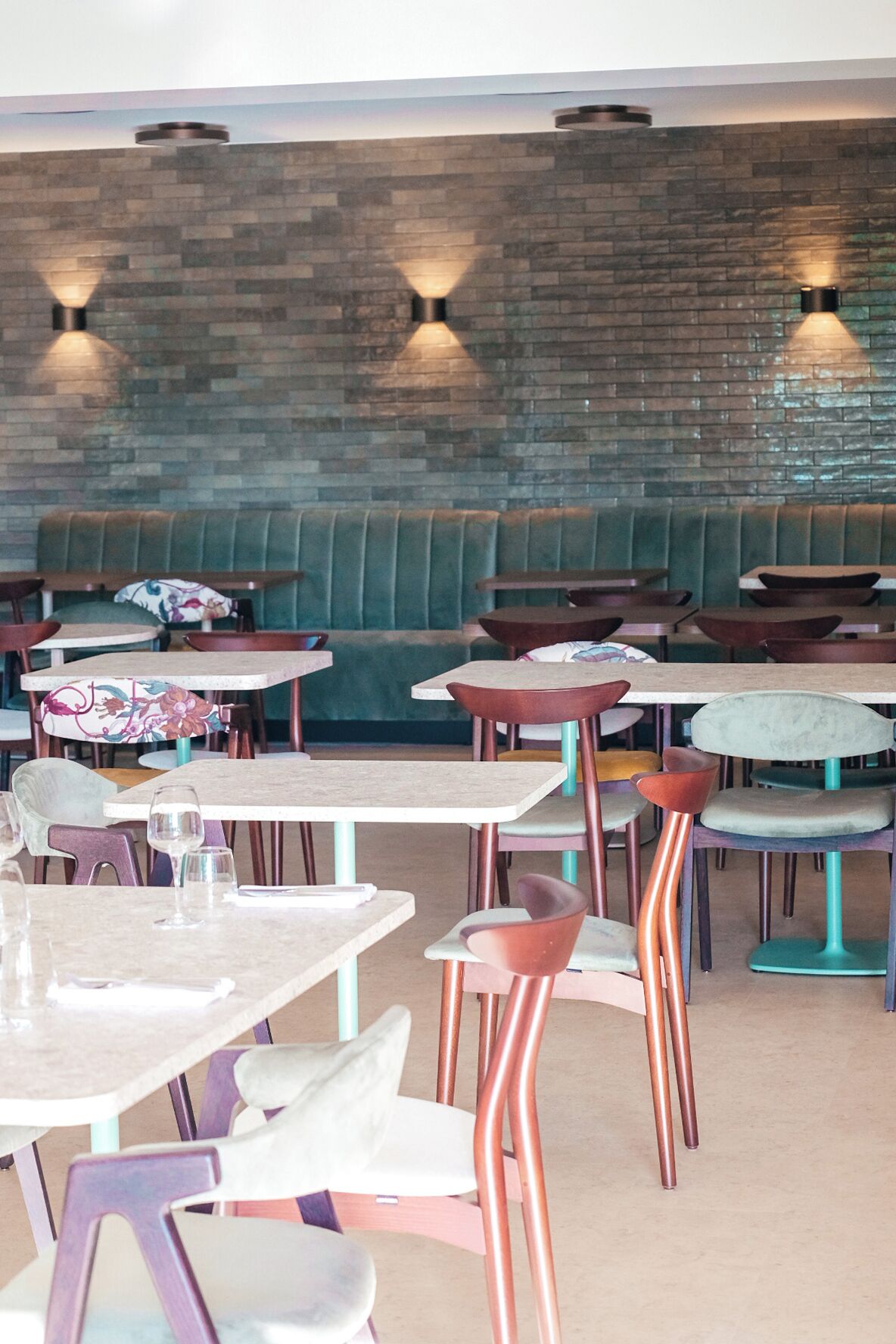 Menyajikan masakan lokal