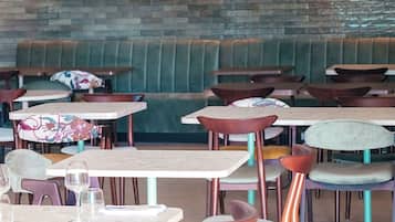 Menyajikan masakan lokal