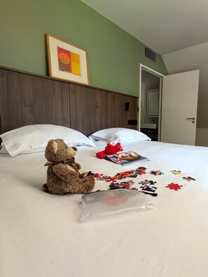 Deluxe Quadruple Room, 2 Queen Beds | Pillowtop beds, free cribs/infant beds, free WiFi, bed sheets - Hob La Truffiere (Gignac)