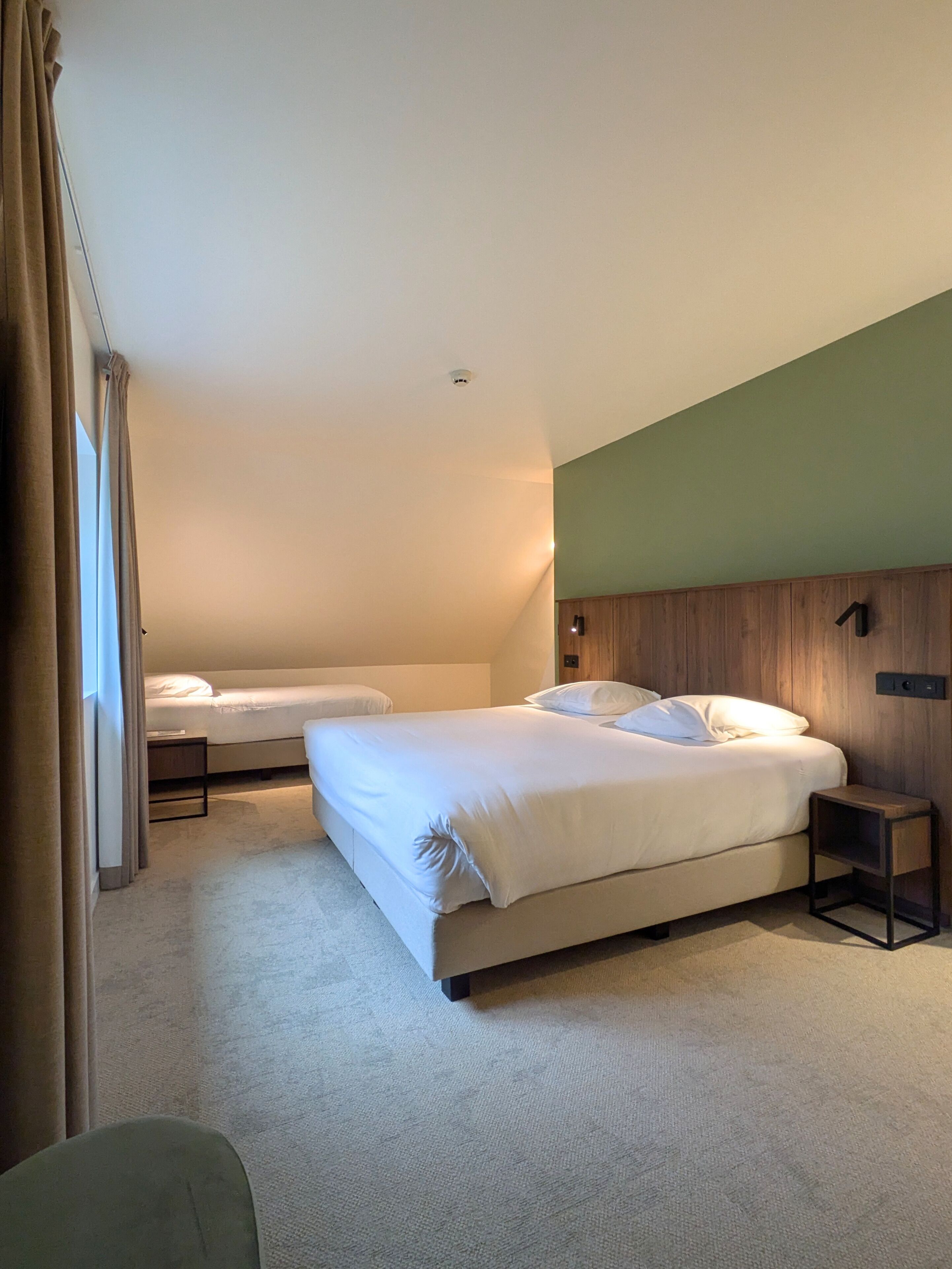 Driepersoonskamer | Pillowtop-bedden, gratis babybedden, gratis wifi, beddengoed