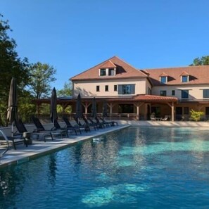 Seasonal outdoor pool, pool umbrellas, pool loungers - Hob La Truffiere (Gignac)