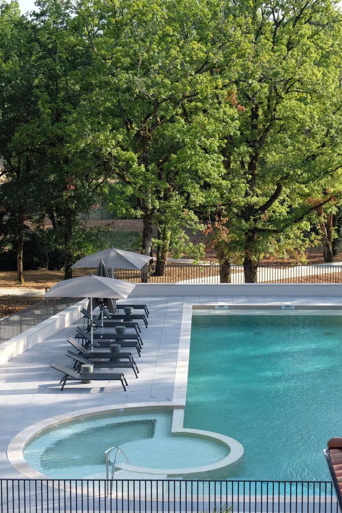 Sæsonbestemt udendørs pool, parasoller, liggestole