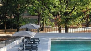 Sæsonbestemt udendørs pool, parasoller, liggestole