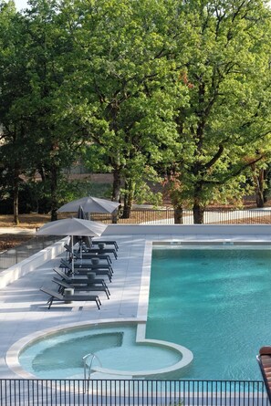 Seasonal outdoor pool, pool umbrellas, pool loungers - Hob La Truffiere (Gignac)