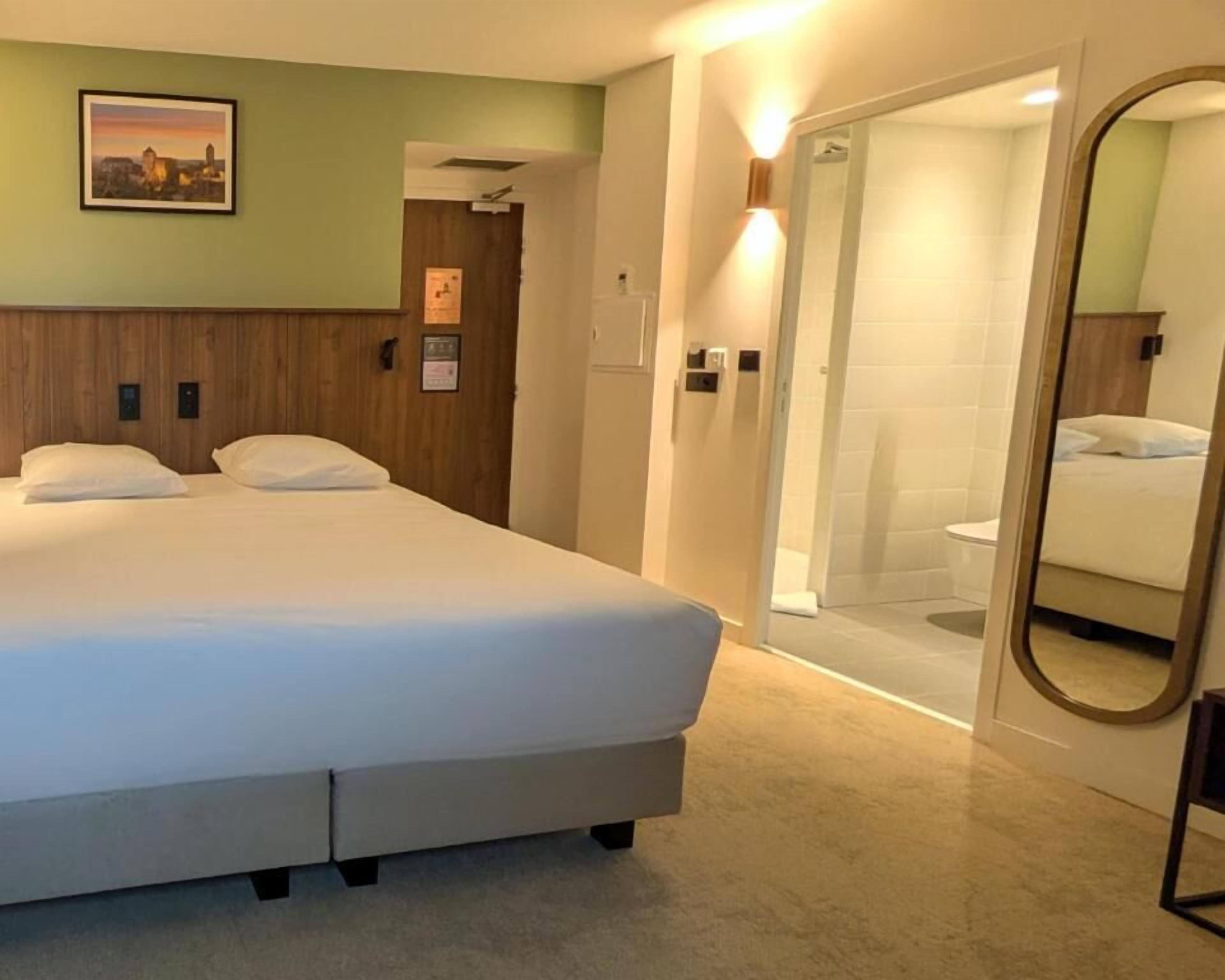 Pillowtop beds, free cribs/infant beds, free WiFi, bed sheets